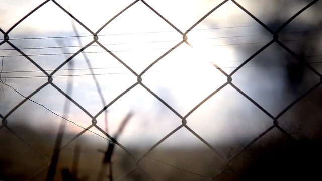 Smoke and the war of the fence. The danger behind the fence