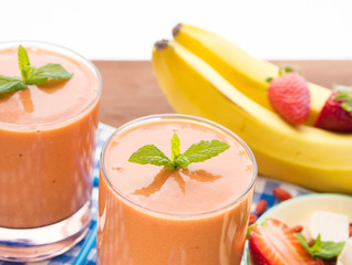 Strawberry smoothie with tofu and goji