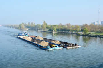 Naklejka premium Massengutfrachter mit Schotter im Schubverband auf der Donau in Wien
