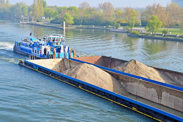 Massengutfrachter mit Schotter im Schubverband auf der Donau in Wien