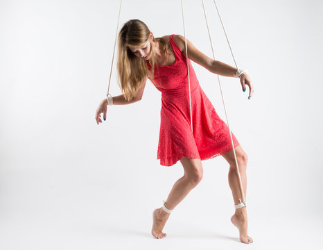 femme pantin avec robe saumon sur fond blanc