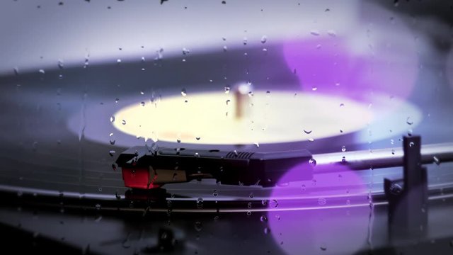 Musica romantica tras el cristal lluvioso - Disco girando en tocadiscos con efecto de lluvia tras un cristal y luces de colores que produce un efecto romantico y retro
