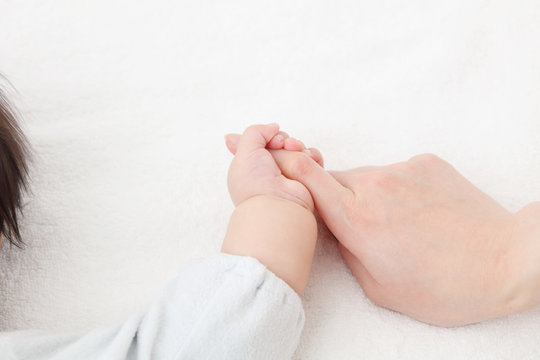 赤ちゃん・手を握る
