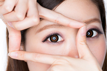 構図・狙いを定める女性