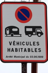 v&eacute;hicules habitables interdit de stationner