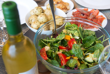 Green salad and fish with white wine