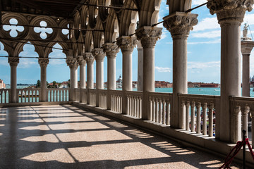 Obraz premium Arcade of the Doge's Palace: Gothic architecture in Venice, Ital