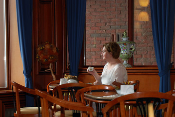 Frau in Café
