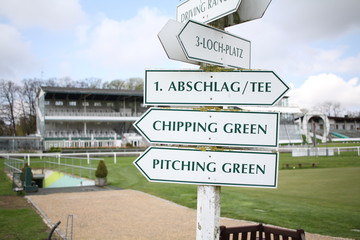 Schilderwald im Golfclub