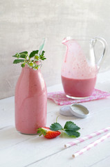 Erdbeer-Smoothie mit Erdbeerblüte dekoriert