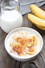 Oatmeal with banana and cinnamon