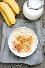 Oatmeal with banana and cinnamon