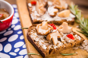 sandwich with mushrooms