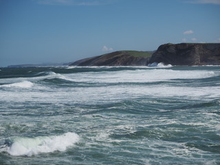 Vistas a los acantilados y a las olas blancas del mar azul en un paisaje marítimo con viento viajando por Santander en la primavera de 2016, España