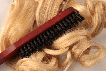 Blondes Kunsthaar und Haarbürste
