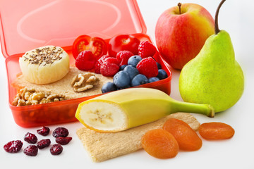 Snack-Box - Essen unterwegs - Obst, Gemüse und Knäckebrot
