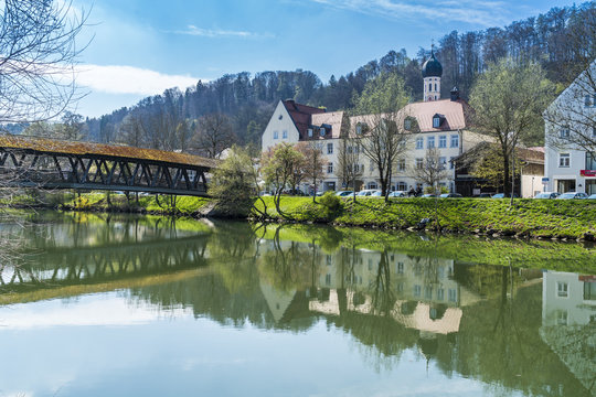 Wolfratshausen mit Sebastianisteg, Rathaus und Kirche St. Andreas