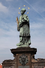 Nepomuk Statue auf der Karlsbrücke in Prag