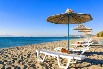 Пустынный пляж на рассвете на острове Кос.