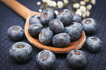 Holzlöffel mit frischen Blaubeeren