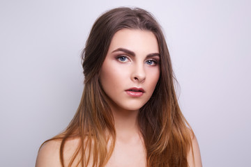 Naklejka premium Fashionable portrait of a girl model. Fashion, glamour accessories, nude makeup. Freedom spring bright style lady, nude shoulders.