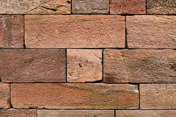 Rötliche Steinmauer