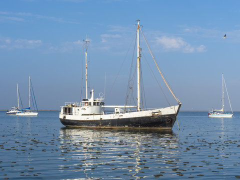 Altes Fischerboot in der  Walvis Bay, Region Erongo, Namibia, Afrika