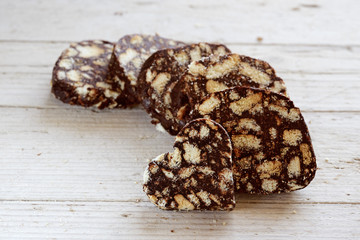 salame di cioccolato a fette con cuore