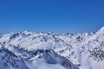 Fototapeta na wymiar Wintersport auf dem stubaier Gletscher