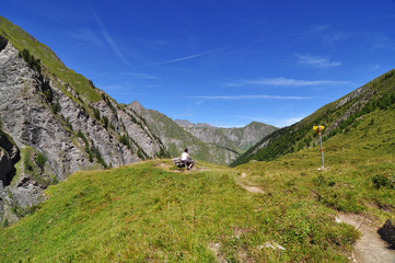Wanderweg nach Samnauen, im Hintergrund Gipfel der Samnauen-Gruppe