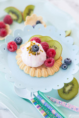 Dessert mit Eis und Fruechten