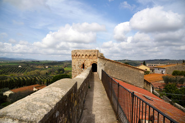 antica torre e mura in pietra, Magliano in toscana, Italia - 108139610
