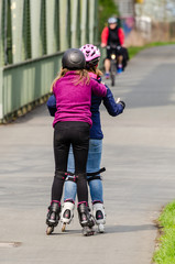 Mädchen beim Inlineskating