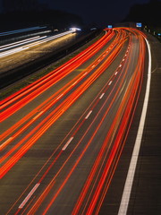 Autobahn im Dunkeln mit Lichtspuren