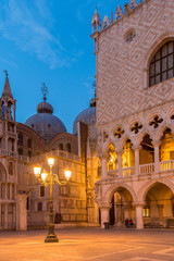Fototapeta na wymiar Dogenpalast in venedig am Abend, Italien