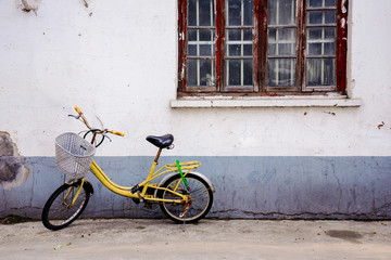 Fototapeta na wymiar Old side street with a vintage old yellow bike