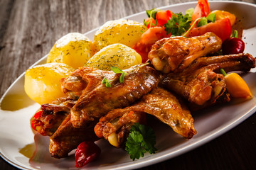 Grilled chicken nuggets and vegetables 