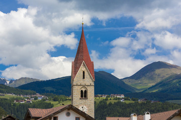 Fototapeta na wymiar Italien, Südtirol, Eisacktal, Spinges, Blick zur Pfarrkirche zum Hl. Rupert mit Skiort Meransen im Hintergrund
