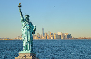 Vrijheidsbeeld en de skyline van Manhattan.