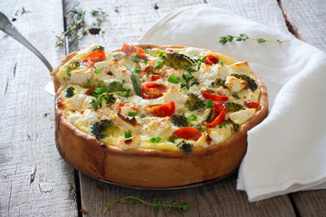Pie with cream, cheese and vegetables
