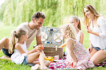 Familie beim Picknick im Garten