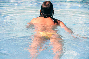 Mujer en la piscina