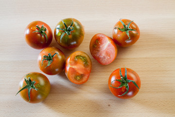 Pomodori sardi freschi su tagliere di legno