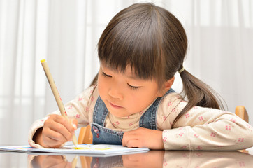 勉強する女の子