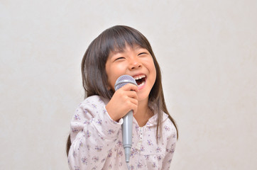楽しく歌う女の子