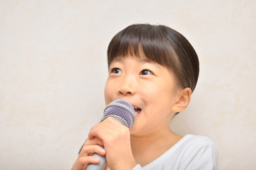 マイクで歌う女の子