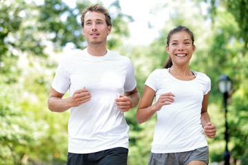 Mode de vie sain de remise en forme. Heureux couple exécutant un entraînement d& 39 été pour le marathon à Central Park Manhattan, New York. Modèle féminin asiatique et athlète masculin de fitness sport caucasien appréciant le jogging ensemble.
