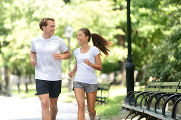 Coureurs jogging ensemble à New York City Central Park, USA. Couple en bonne santé d& 39 amis athlètes new-yorkais courant sous le soleil d& 39 été faisant un exercice cardio sur Manhattan, États-Unis d& 39 Amérique.
