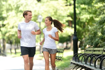 Foto auf Acrylglas Joggen Läufer joggen zusammen im New York City Central Park, USA. Gesundes Paar New Yorker Sportlerfreunde, die in der Sommersonne laufen, trainieren eine Cardio-Übung in Manhattan, Vereinigte Staaten von Amerika.