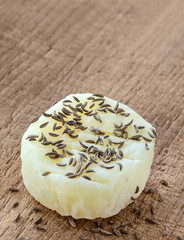 Harzer Käse mit Kümmel auf Holz